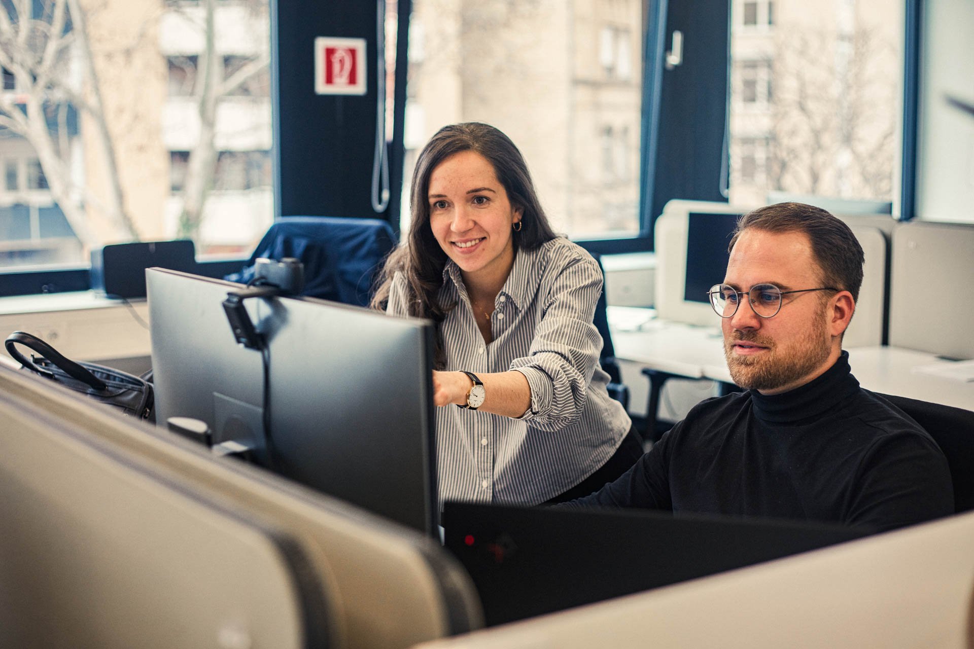 mimacom-employee-woman-man-working-at-pc